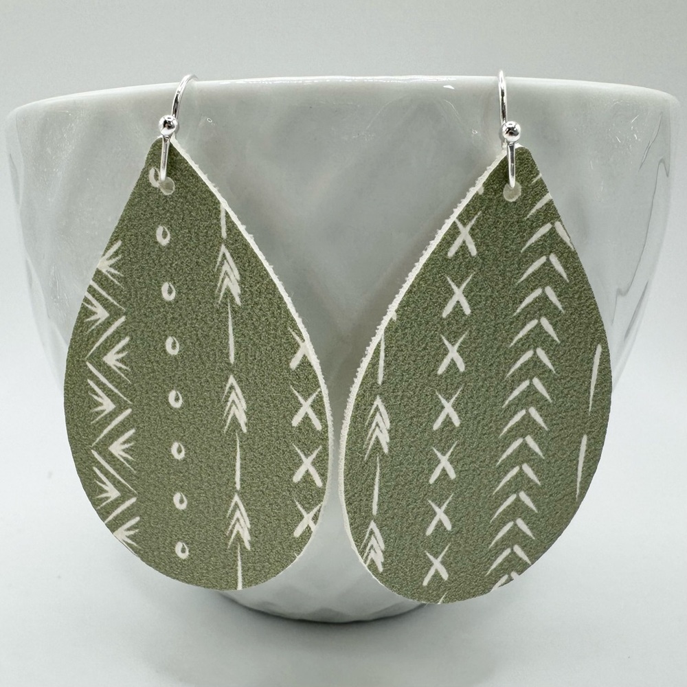 💚Green boho teardrop earrings. Nickel free, lightweight, vegan leather.
